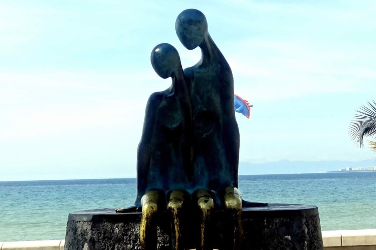 Escultura Nostalgia | Icono romántico en el Malecón de Puerto Vallarta