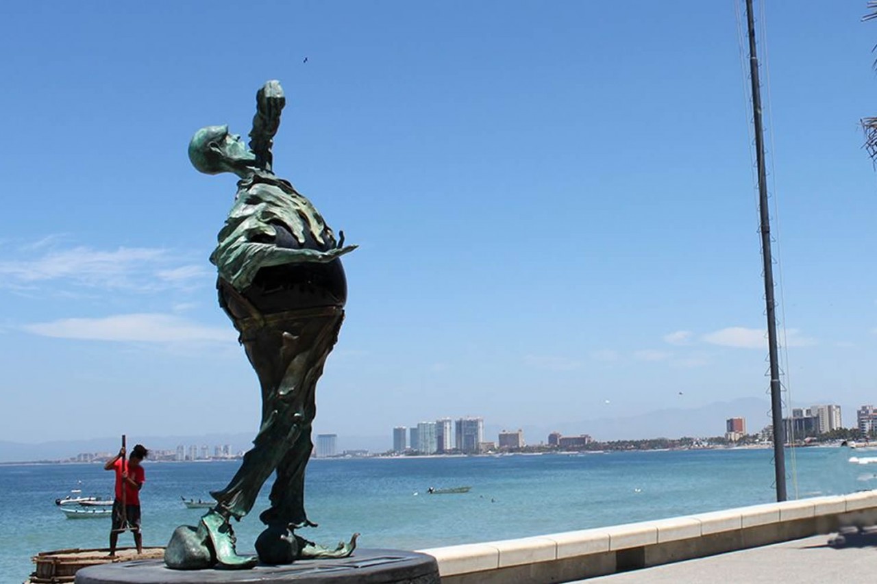 El Sutil Comepiedras | Escultura fantástica en el Malecón de Puerto Vallarta