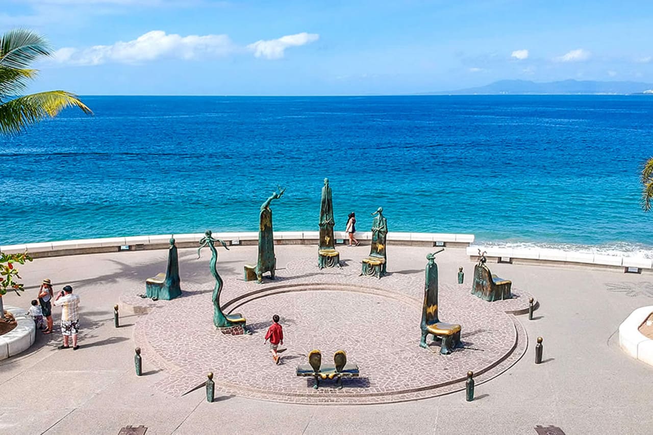 La Rotonda del Mar | Escultura icónica en el Malecón de Puerto Vallarta