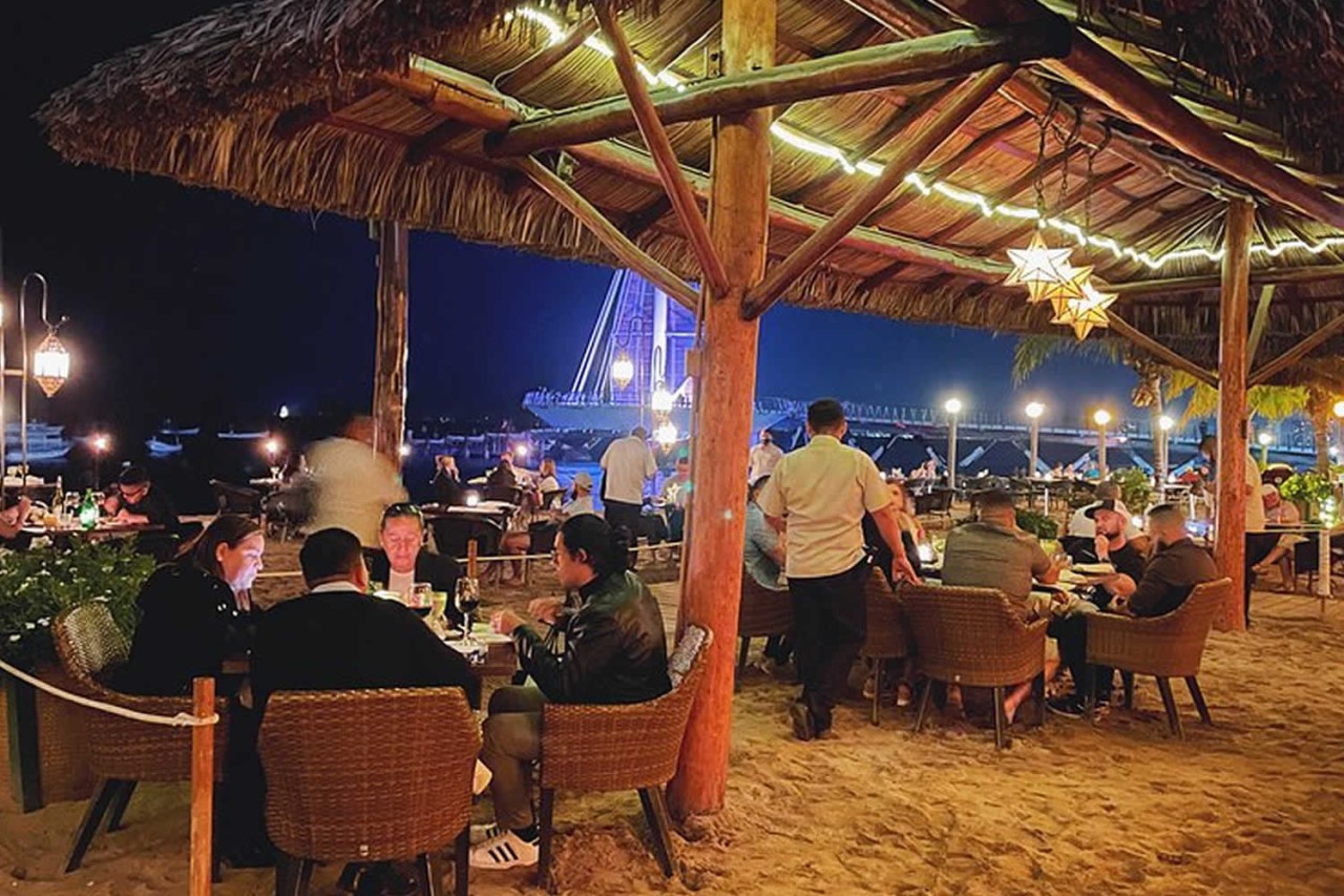 Descubre La Palapa Restaurant en Puerto Vallarta: Comida exquisita frente al mar en la Zona Romántica