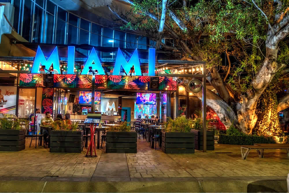 Miami Centro City Puerto Vallarta | Comida americana con estilo tropical en el centro